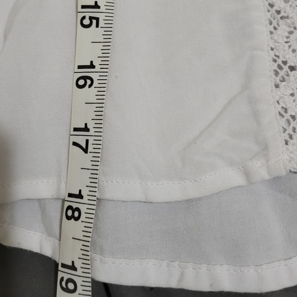 Kendall & Kylie Crop Crochet Bell Sleeve White Top Size Small 100% Rayon - Picture 6 of 7